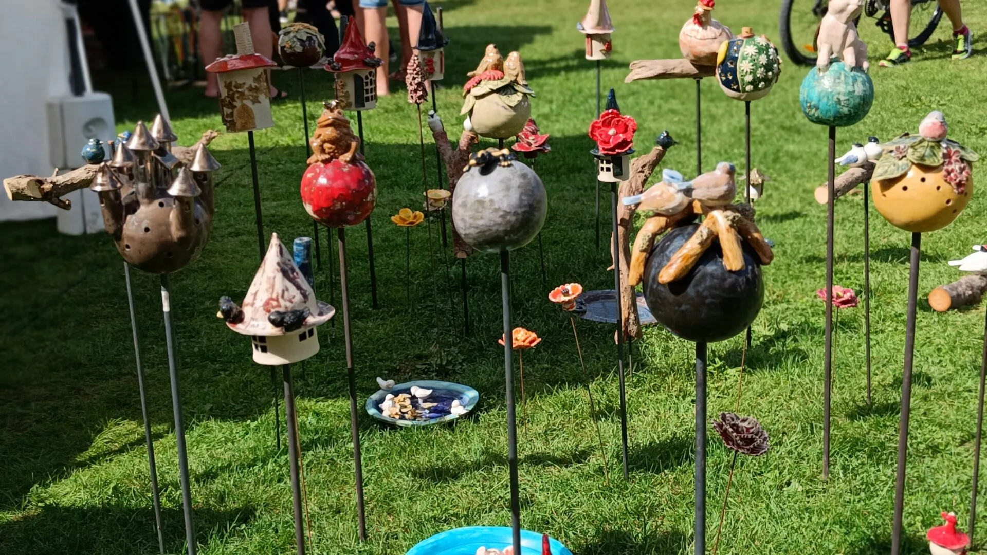 Kunsthandwerkermarkt im Freien, Stände mit handgemachten Arbeiten